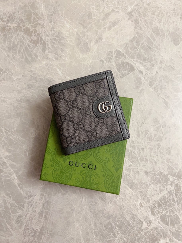 グッチ財布 レプリカ着用イメージ